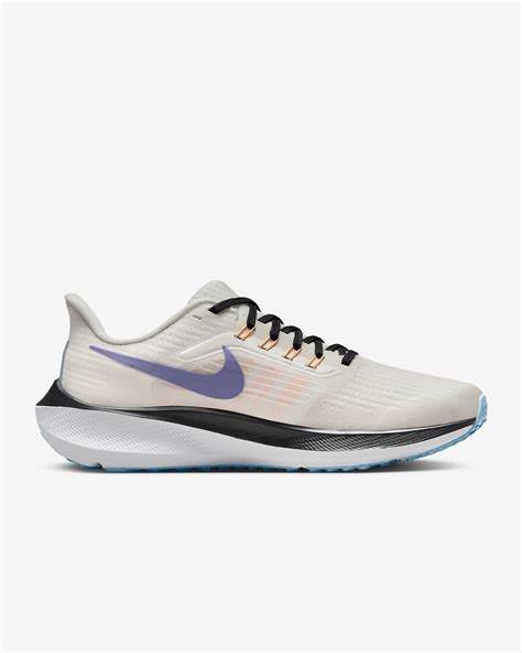 nike pegasus road running shoes.